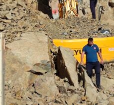 Erzurum'da yol yapımı sırasında meydana gelen heyelanda toprak altında kalan iş makinesi operatörü öldü