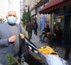 Erzurumlu seyyar satıcının “Şener Şen” tiplemesi vatandaşı güldürüyor