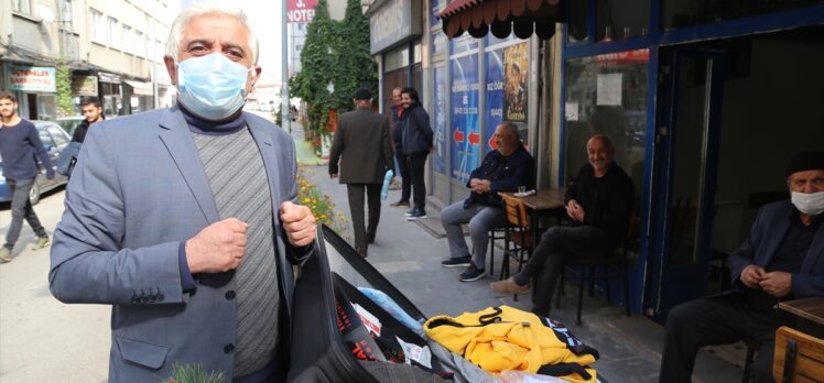 Erzurumlu seyyar satıcının “Şener Şen” tiplemesi vatandaşı güldürüyor