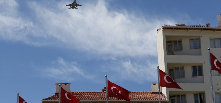 F-16 uçakları Sivas Kongresi'nin 102. yıl dönümünde gösteri uçuşu yaptı