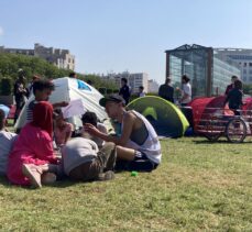 Fransa'da Paris Valiliği önünde çadır kuran evsizler bekleyişlerinin 4'üncü gününde tahliye edildi