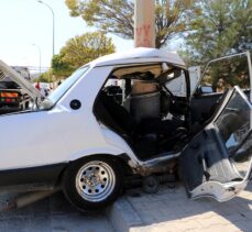 Gaziantep'te aydınlatma direğine çarparak hurdaya dönen otomobilin sürücüsü yaralandı