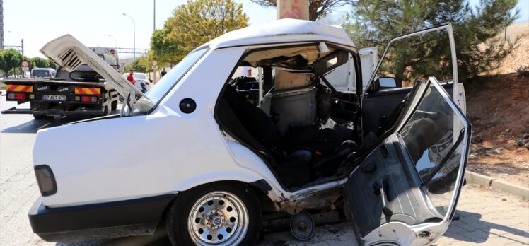 Gaziantep'te aydınlatma direğine çarparak hurdaya dönen otomobilin sürücüsü yaralandı