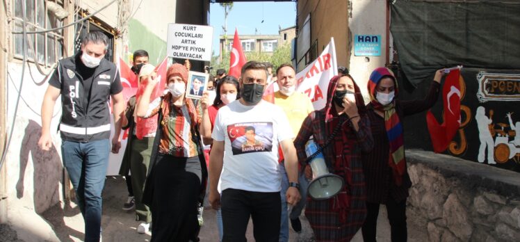 Hakkari'de çocukları dağa kaçırılan aileler HDP İl Başkanlığı önünde eylem yaptı