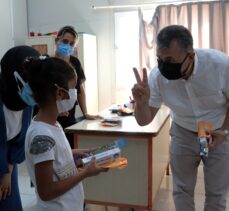 Hatay’da geçici barınma merkezinde eğitim gören Suriyeli çocuklara diş bakım ürünleri dağıtıldı