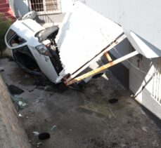 Hatay’da sürücüsü motosiklete çarpmamak için manevra yapan otomobil evin avlusuna devrildi