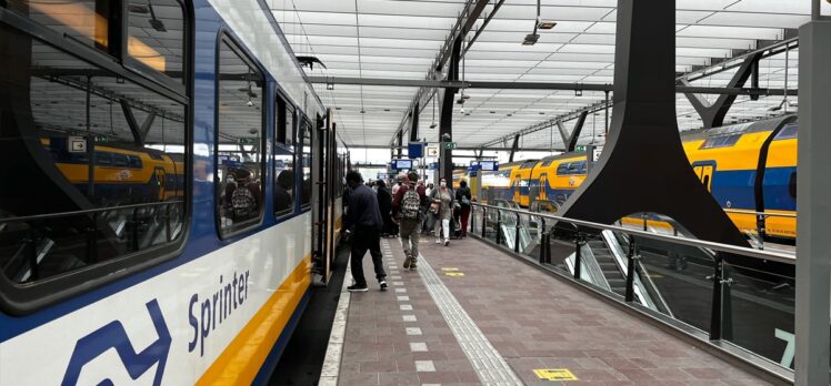 Hollanda'da 1,5 metre sosyal mesafe kuralı kalktı, “korona kartı” uygulaması başladı