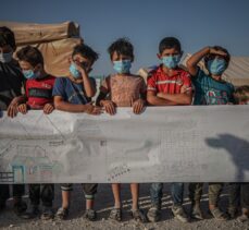 İdlib'de kamplardaki çocuklar, sıcak yuva özlemlerini 75 metrelik mesajla aktardı