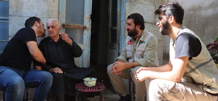 İHH, İdlib'in 90 yaşındaki “Hacı” lakaplı Hristiyan'ı Butrus'a yardım ulaştırdı