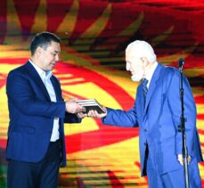 İlahiyatçı Prof. Dr. Akşit, Kırgızistan Cumhurbaşkanı Caparov'a kitabını hediye etti