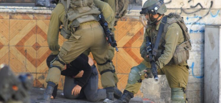 İsrail askerleri El-Halil’de on yaşındaki Filistinli bir çocuğu darp ederek gözaltına aldı