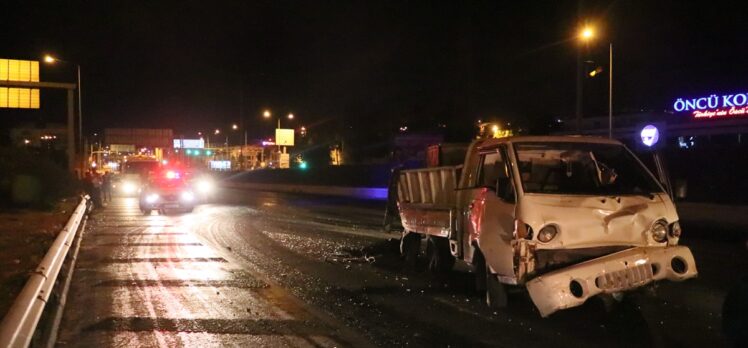 İzmir'de tankerin çarptığı kamyonetteki 2 kişi ağır yaralandı