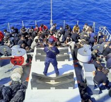 İzmir’de yelkenli teknede 87 düzensiz göçmen yakalandı