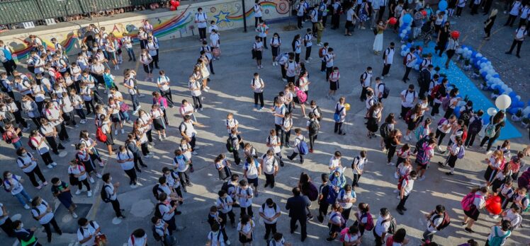 İzmir'de yüz yüze eğitim için okulla buluşan öğrenciler coşkuyla karşılandı