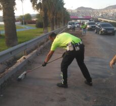 Kamyondan yola dökülen molozları trafik polisleri kürekle temizledi