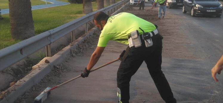 Kamyondan yola dökülen molozları trafik polisleri kürekle temizledi