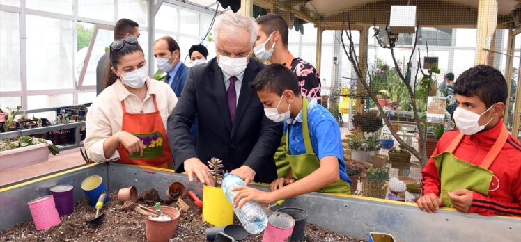 Konya'da özel öğrenciler elleriyle diktikleri sebzelerin hasadını yaptı