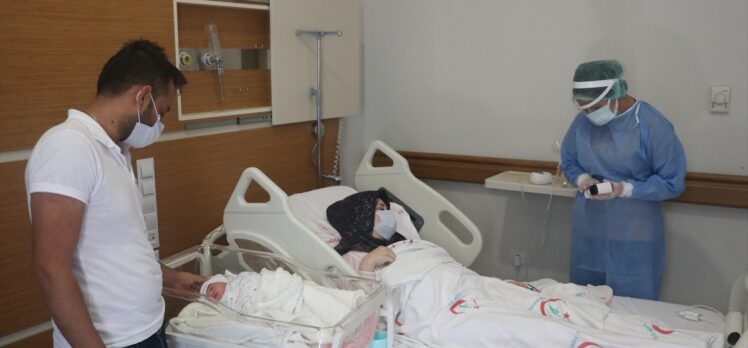 Kovid-19 tedavileri sırasında bebekleri dünyaya gelen çift, aşıyı ertelemenin pişmanlığını yaşıyor
