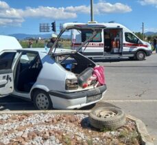 Kütahya'da sivil polis aracı ile otomobilin çarpışması sonucu 2'si polis 5 kişi yaralandı