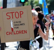 Londra'da Kovid-19 kısıtlamaları ve aşı pasaportu karşıtları parlamento önünde gösteri düzenledi