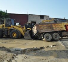 Mersin'de asfalt yüklü kamyon çöken yolda sıkıştı