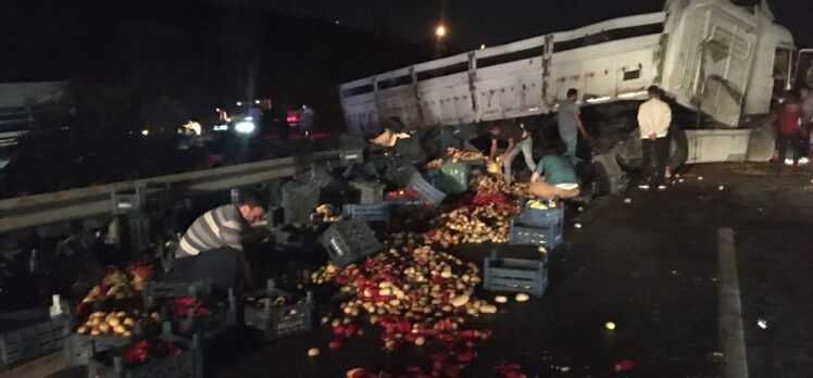Mersin'de devrilen meyve ve sebze yüklü tırın sürücüsü yaralandı