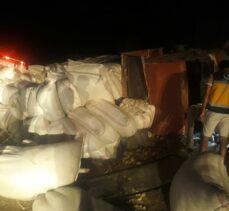 Mersin'de saman yüklü kamyon devrildi: 1 ölü, 2 yaralı