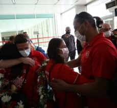 Olimpiyat şampiyonu Golbol Kadın Milli Takımı Ankara'da çiçeklerle karşılandı