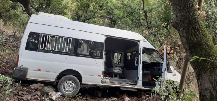 Osmaniye'de kamyonetle çarpışan öğrenci servisi dere yatağına devrildi: 10 yaralı