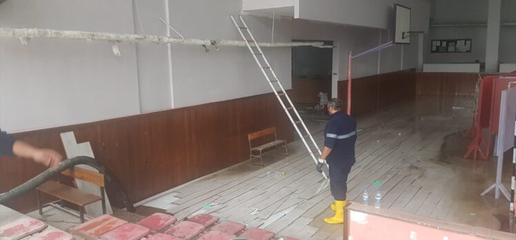Samsun'da sağanak nedeniyle 2 okulda su baskını yaşandı