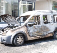 Sancaktepe'de yanan araç kullanılamaz hale geldi