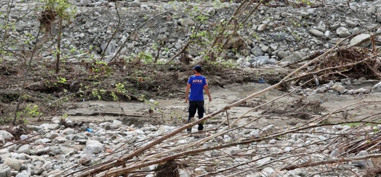 Sel felaketinin 22'nci gününde Ayancık'ın Babaçay köyünde arama çalışmaları sürüyor
