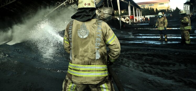 GÜNCELLEME- Silivri'de plastik üretimi yapan fabrikada çıkan yangın söndürüldü