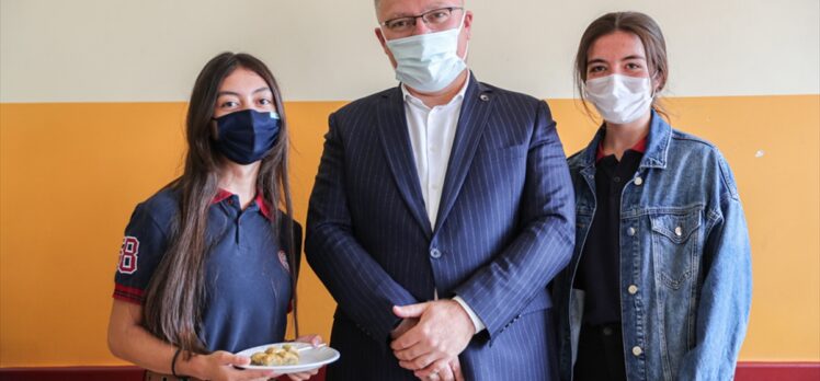 Sivas Belediye Başkanı Bilgin öğrencinin baklava talebini yerine getirdi