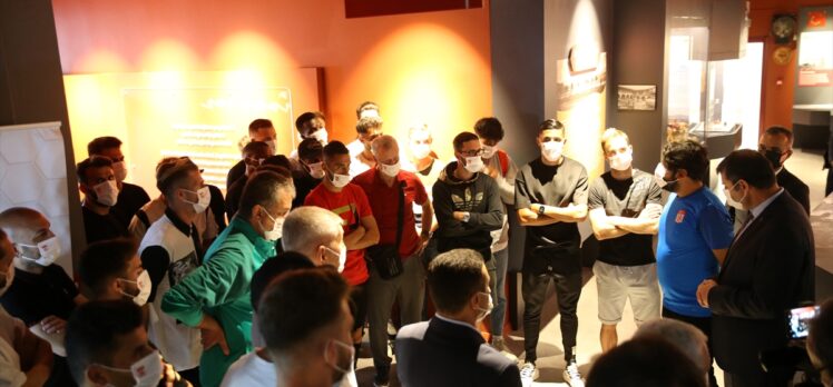 Sivasspor Teknik Direktörü Çalımbay ve futbolcular “Şehir Müzesi”ni gezdi