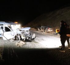 Sivas'ta hafif ticari araçla otomobil çarpıştı: 2 ölü, 3 yaralı