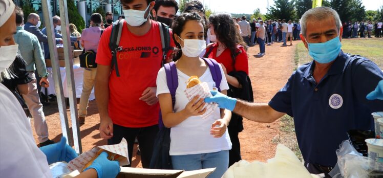 Tekirdağ'da üniversitenin yeni öğrencilerine kentin meşhur köftesi ikram edildi