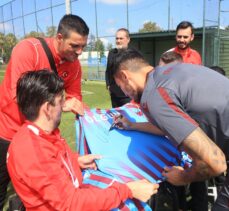 Tokyo'dan madalyayla dönen Öztürk kardeşler, Trabzonsporlu futbolcularla bir araya geldi