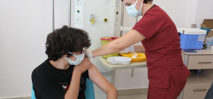 Trakya'da tercihe bağlı 12 yaş ve üzeri üstü çocuklar da aşılarını yaptırıyor