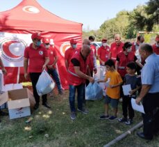 Türk Kızılay, Karabağ'daki çocuklara kırtasiye ve giysi yardımı yaptı