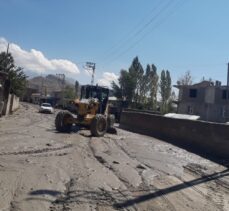 Van Büyükşehir Belediyesi, su taşkınlarından etkilenenlerin imdadına yetişti