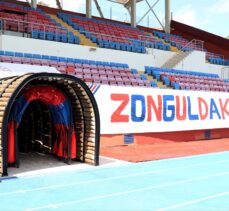 Zonguldak'ta futbolcular, 2. Lig maçına maden ocaklarının girişini andıran tünellerden geçerek çıktı