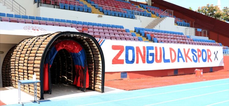 Zonguldak'ta futbolcular, 2. Lig maçına maden ocaklarının girişini andıran tünellerden geçerek çıktı