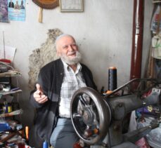 76 yaşındaki ayakkabı tamircisi mesleğini ilk günkü heyecanla sürdürüyor