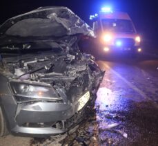 Adana'da iki otomobilin çarpışması sonucu 3 kişi yaralandı