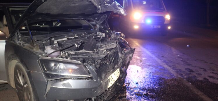 Adana'da iki otomobilin çarpışması sonucu 3 kişi yaralandı