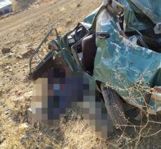 Adana'da şarampole devrilen otomobilin sürücüsü öldü, 2 kişi yaralandı