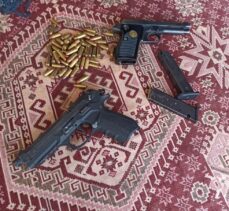 Ağrı'da evlerinde ruhsatsız tabanca ele geçirilen 2 kişi gözaltına alındı