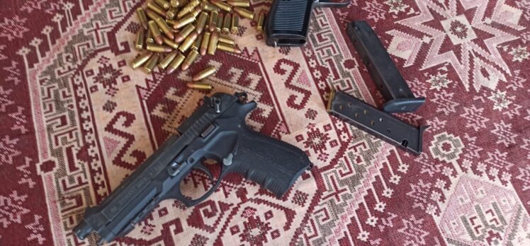 Ağrı'da evlerinde ruhsatsız tabanca ele geçirilen 2 kişi gözaltına alındı