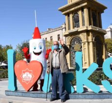 Aksaray'da aşı kostümü giyen belediye personelinden aşıya davet